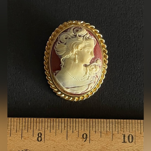 Vintage Cameo Pin Brooch with C Clasp - Picture 2 of 5